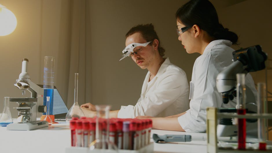 Image depicting researchers in a laboratory studying asbestos-related lung diseases