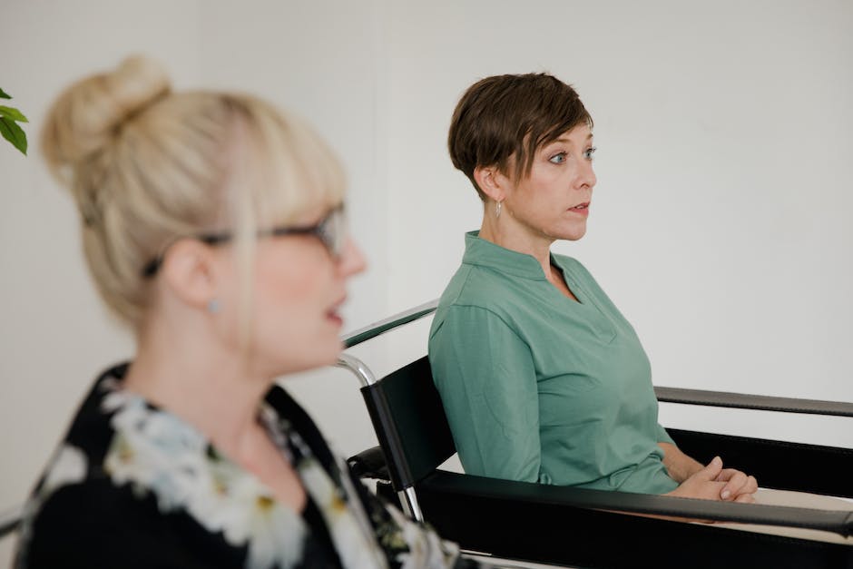 Image illustrating a doctor performing chelation therapy on a patient